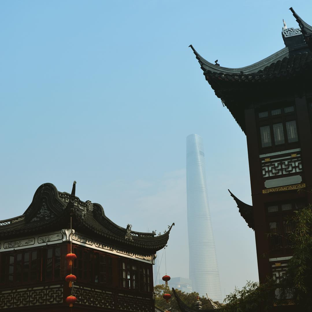 Old vs New. #yuyuangarden #shanghai #skyscraper